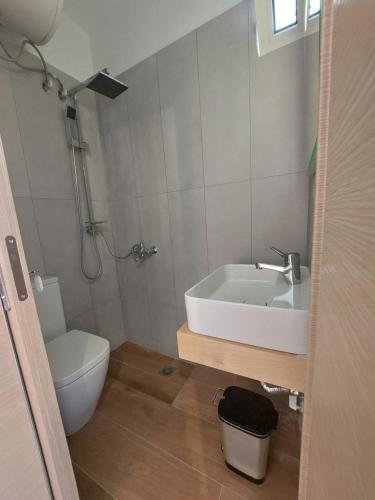 a bathroom with a tub and a toilet and a sink at PLATANES PLACE in Platanes