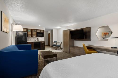 a hotel room with a bed and a kitchen at Holiday Inn Express Grove City - Premium Outlet Mall by IHG in Grove City