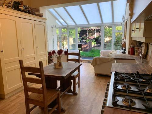 een keuken met een tafel en een fornuis in een kamer bij Large House by the Sea - Close to London, and Southend Airport in Westcliff On Sea