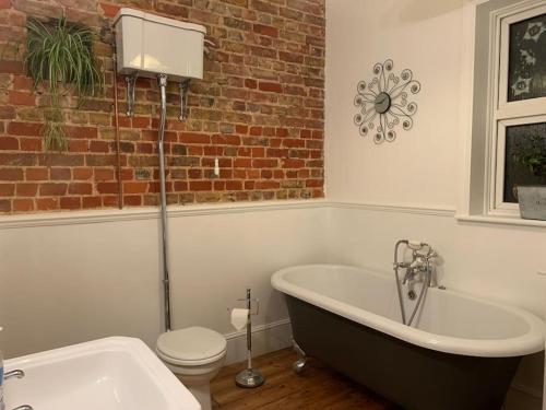 een badkamer met een bad en een toilet bij Large House by the Sea - Close to London, and Southend Airport in Westcliff On Sea