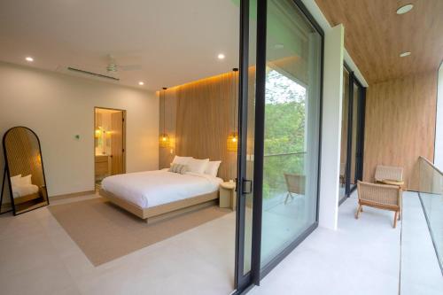 เตียงในห้องที่ 2Bedroom Jungle View Penthouse with pool and jacuzzi