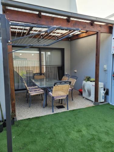 Kawasan patio atau luaran di Wollert Ground Floor Entire Apartment- Close to Melbourne Airport-Free WIFI-Washer & Dryer