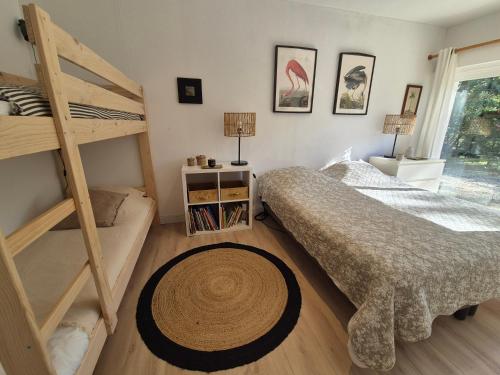 une chambre avec deux lits superposés et une échelle dans l'établissement Le Bordelou, 6-8 pers, heated pool, à Lacanau-Océan