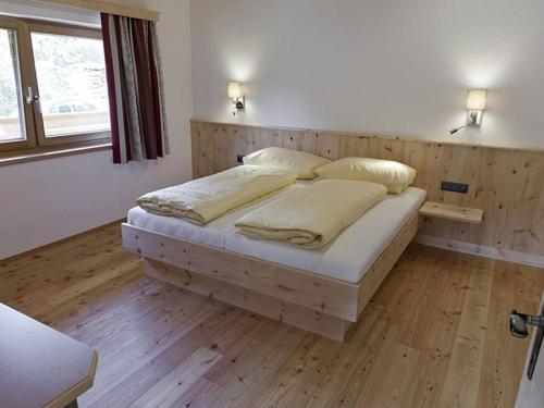 Postel nebo postele na pokoji v ubytování Alpenresidenz-Oetztal