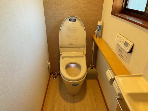 館山的住宿－いろり庵，一间小浴室,在摊位设有厕所