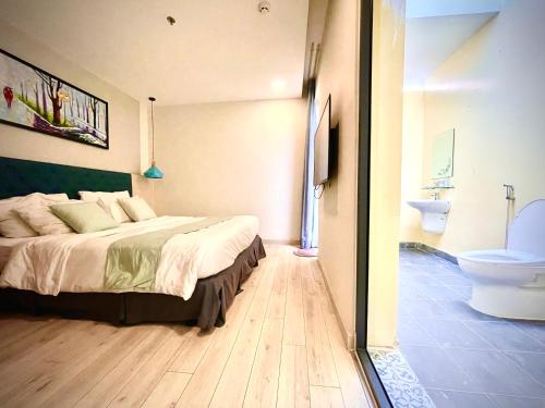 um quarto com uma cama e uma casa de banho com um WC em Villa Oceanami - phước hải - bà rịa - vũng tàu em Long Hai
