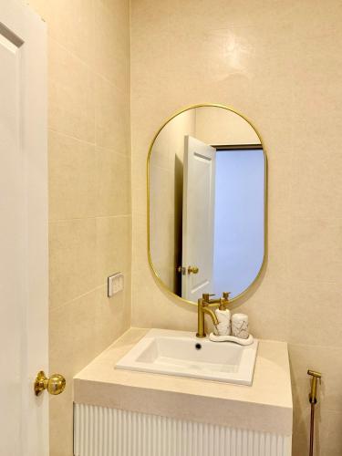 een badkamer met een wastafel en een spiegel bij สุขใจแกรนด์ in Loei