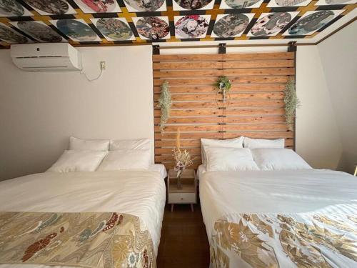 two beds sitting next to each other in a room at 渋谷5分のダブルベット2台の40平米東京大学徒歩5分のアパート in Tokyo