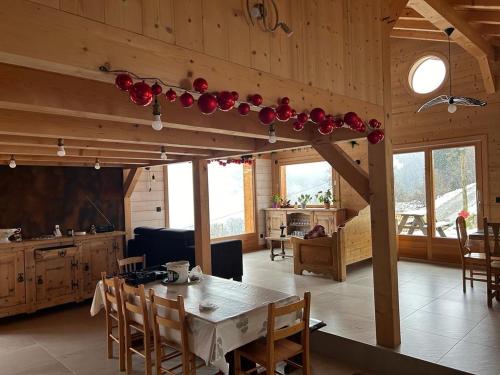 une cuisine et une salle à manger avec une table dans une pièce dans l'établissement Chalet 3 chambres, 11 personnes près du domaine skiable, parking gratuit, Chez Pépé à Saint-Gervais, à Saint-Gervais-les-Bains