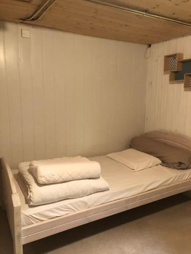 un lit dans une chambre avec deux oreillers dessus dans l'établissement Gîte Ardéchois avec piscine et vue imprenable, à Saint-Jean-de-Muzols