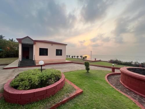 Casa pequeña con vistas al océano en Anant Beach Villa, en Ratnagiri