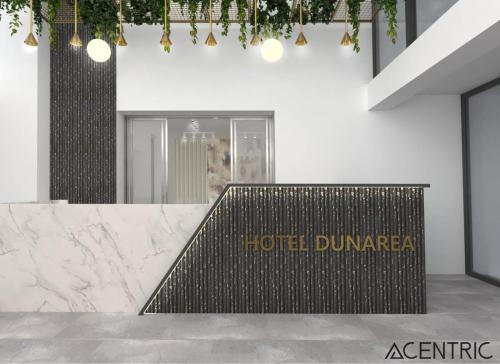 znak dumarene hotelu na schodach w budynku w obiekcie HOTEL DUNĂREA w Mamai