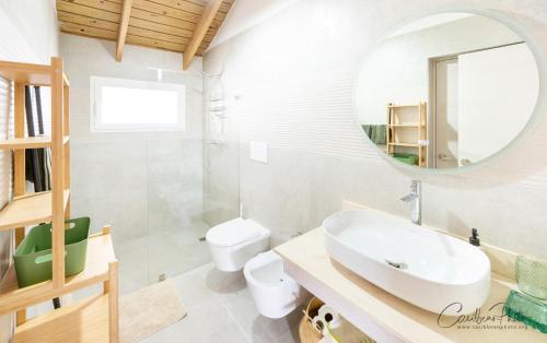 Las LagunasにあるSyrma 302 Estrella Dominicus Apartmentの洗面台と鏡のあるバスルーム
