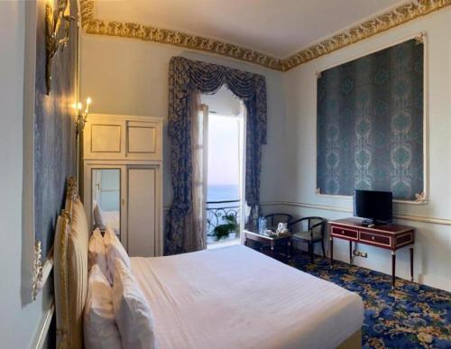 Postel nebo postele na pokoji v ubytování Windsor Palace Luxury Heritage Hotel Since 1906 by Paradise Inn Group