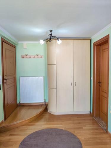 a room with white cabinets and a rug at Ives Studio Aridaia in Aridaia