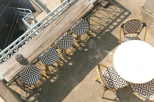 an overhead view of chairs and a table on a balcony at FunNan Guesthouse in Tainan