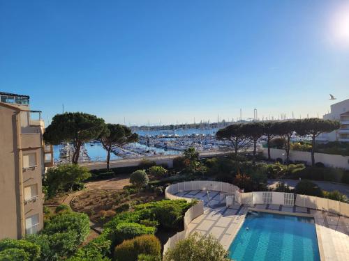 Studio-2 Personnes-Résidence Le Pharo, Vue Piscine Port