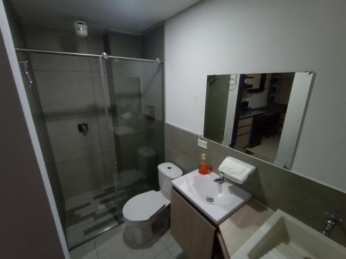 ein Bad mit einer Dusche, einem WC und einem Waschbecken in der Unterkunft Apto en Zona Turística de Popayán in Popayan