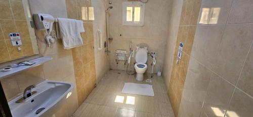 Ένα μπάνιο στο الرموز الصادقة للشقق المخدومة Apartments alrumuz alsadiqah