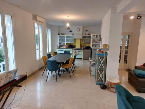 une cuisine et un salon avec une table et des chaises dans l'établissement Bamboo villa, à Meudon