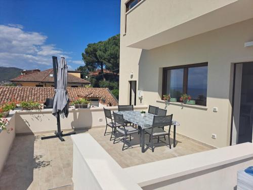 een patio met een tafel en stoelen op een balkon bij Costamia Casa Vacanze in Santa Maria di Castellabate