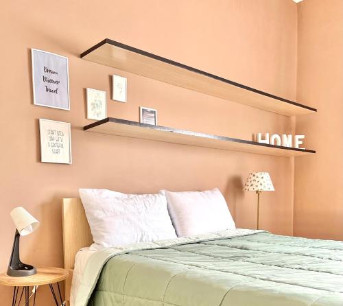 Una cama o camas en una habitación de SUNNY 3, Two-bedroom apartment with parking