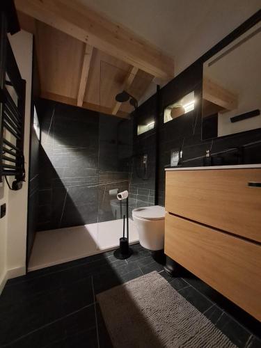 a bathroom with a toilet and a sink at Casa das Flores in Bragança