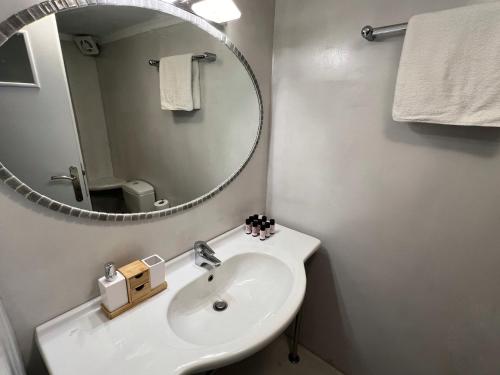 Ένα μπάνιο στο Kamara Residence & Suites