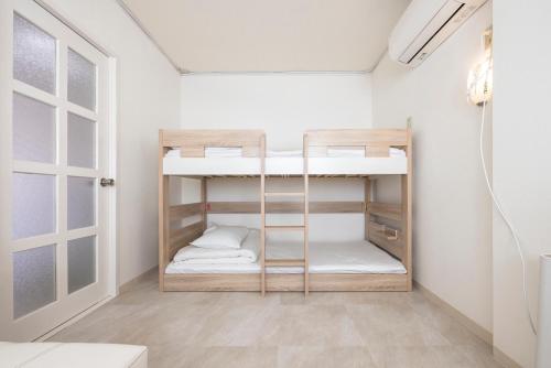 福岡市にあるtomaribaの小さなお部屋で、二段ベッドが備わります。