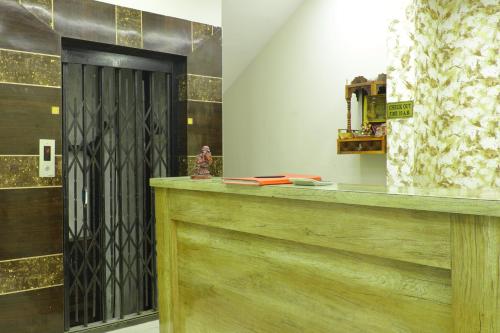 um balcão num quarto com uma porta preta em Hotel Kanchan Palace em Indore