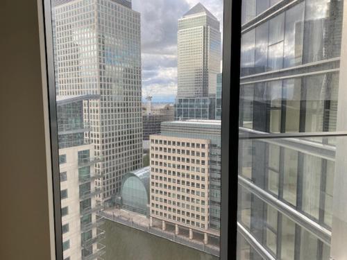 Blick auf die Skyline der Stadt aus dem Fenster in der Unterkunft Canary Wharf in London