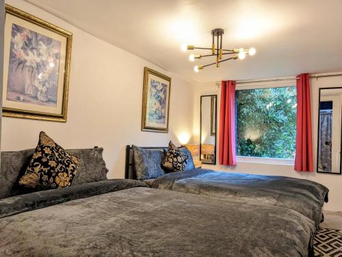 una camera con due letti e una finestra di Small apartment in the heart of Selsdon! a Addington