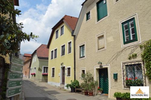 una fila de edificios en una calle en In der Wachau, 