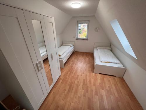 Habitación pequeña con 2 camas y ventana en Monteurunterkunft für 8 Personen nähe Ulm en Schelklingen