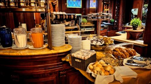 eine Küche mit einer Theke mit Speisen und Tellern darauf in der Unterkunft Hotel Lux in Venedig