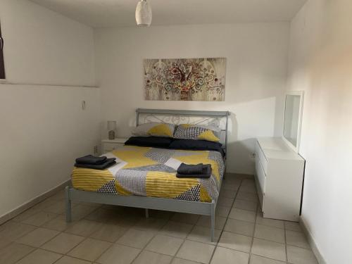 Apartment Isabel في Sorbas: غرفة نوم بسرير ودهان على الحائط