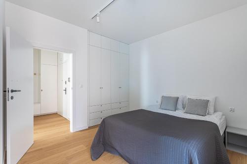 una camera bianca con letto e armadio di S35 Apartments Gdynia Orłowo a Gdynia