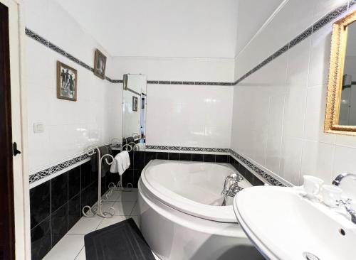 uma casa de banho branca com um WC e um lavatório em Maison d'Hôtes Léchémia em Salies-de-Béarn