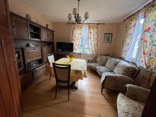 un salon avec une table et un canapé dans l'établissement Gite moyenne montagne, à Rombach-le-Franc