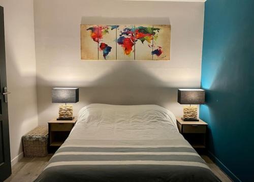 科利尤爾的住宿－Cosy House Collioure，一间卧室配有一张床和两张台灯。