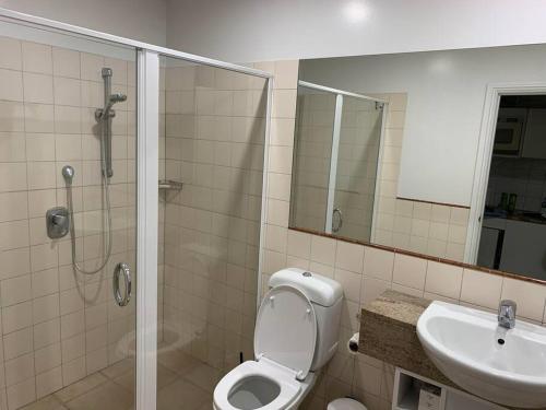 オークランドにあるCBD Studio Getawayのシャワー、トイレ、洗面台を備えたバスルーム