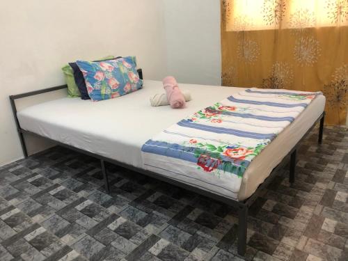 a large bed in a room with at Homestay Idaman Bukit Berapit dengan 2 Bilik Tidur AirCond-Harga utk 1 rumah in Kuala Terengganu