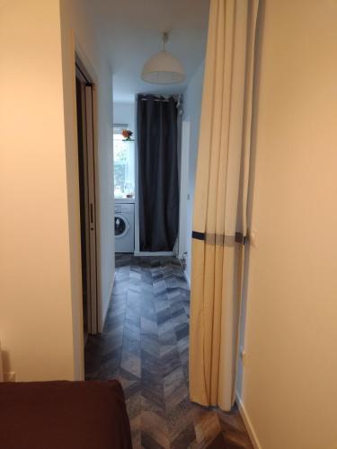 um corredor com uma porta para um quarto com uma janela em Appartement indépendant Ô Bohème em Fourqueux