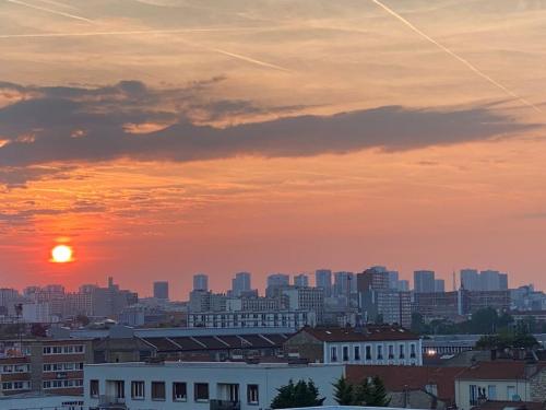 Východ nebo západ slunce při pohledu z apartmánu nebo okolí