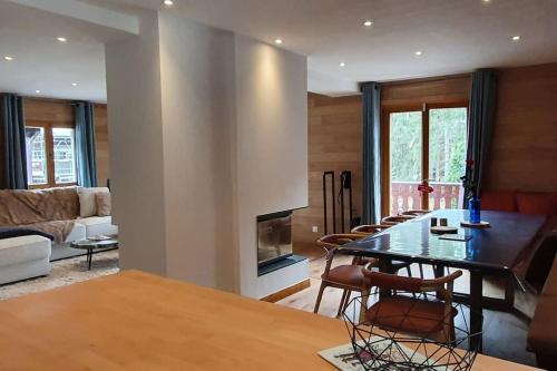 un salon avec une table et une cheminée dans l'établissement Duplex centre ville de Megève MEG1384HTP, à Megève