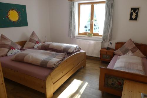 een slaapkamer met 2 bedden en een raam bij Ferienwohnung Haus Elisabeth, Roßfeldalm in Berchtesgaden