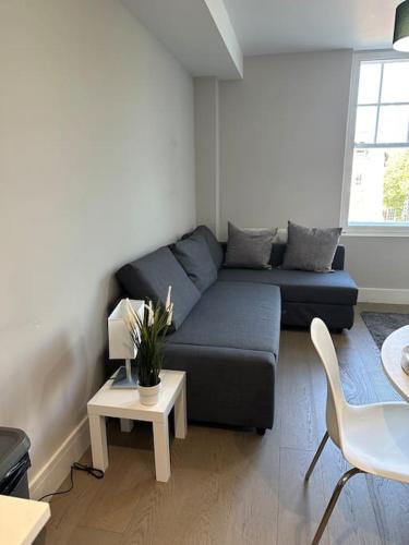 Posezení v ubytování Bright, spacious 1 bedroom flat