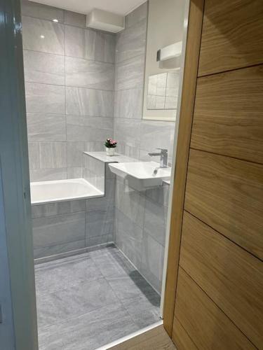 Koupelna v ubytování Bright, spacious 1 bedroom flat