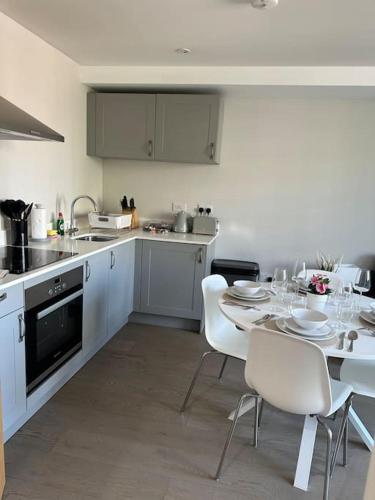Kuchyň nebo kuchyňský kout v ubytování Bright, spacious 1 bedroom flat
