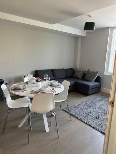 Posezení v ubytování Bright, spacious 1 bedroom flat